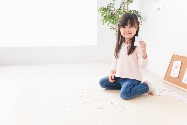 英語のお勉強を座ってする4歳くらいの女の子