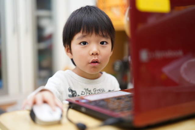 4歳くういの男の子がオンライン英会話を学んでいる様子