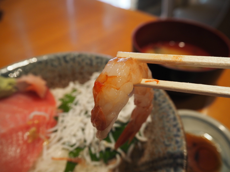 箸でもちあげた赤えび