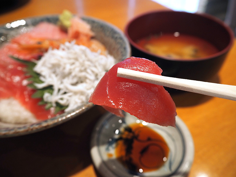 箸で持ちあげたまぐろの赤身