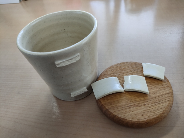 古い陶器製の土鍋 釉薬 木蓋 ひび割れ 欠けあり金継ぎ 園芸 ビンテージ 金