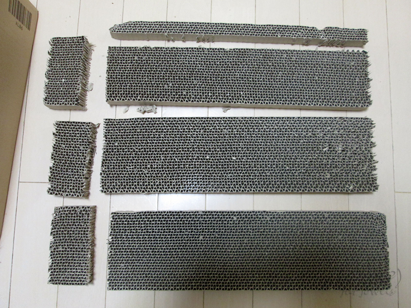 爪とぎの余分な部分を切断 カッターで爪とぎの余分な部分を切断します