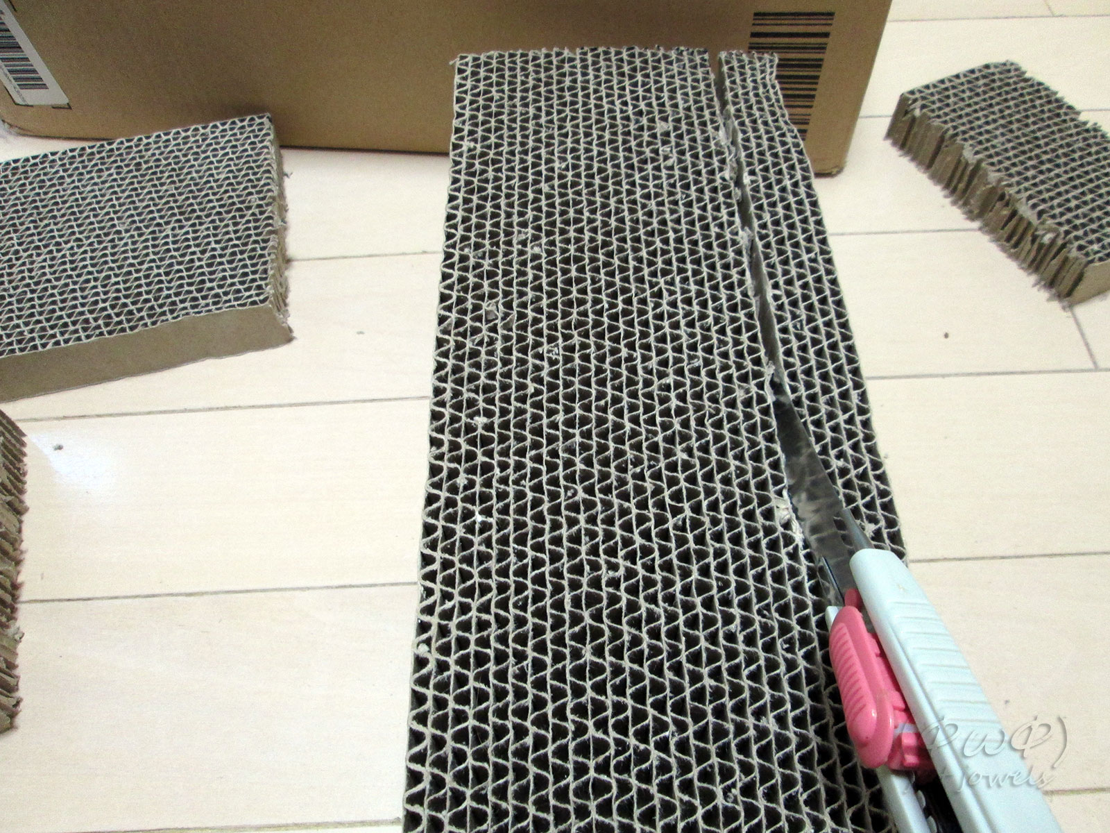 爪とぎの余分な部分を切断 カッターで爪とぎの余分な部分を切断します