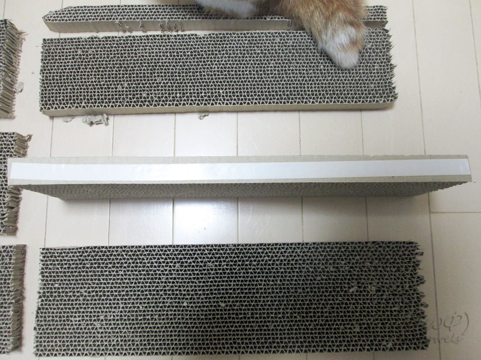 爪とぎの側面に両面テープを貼る 爪とぎの側面に両面テープを貼る