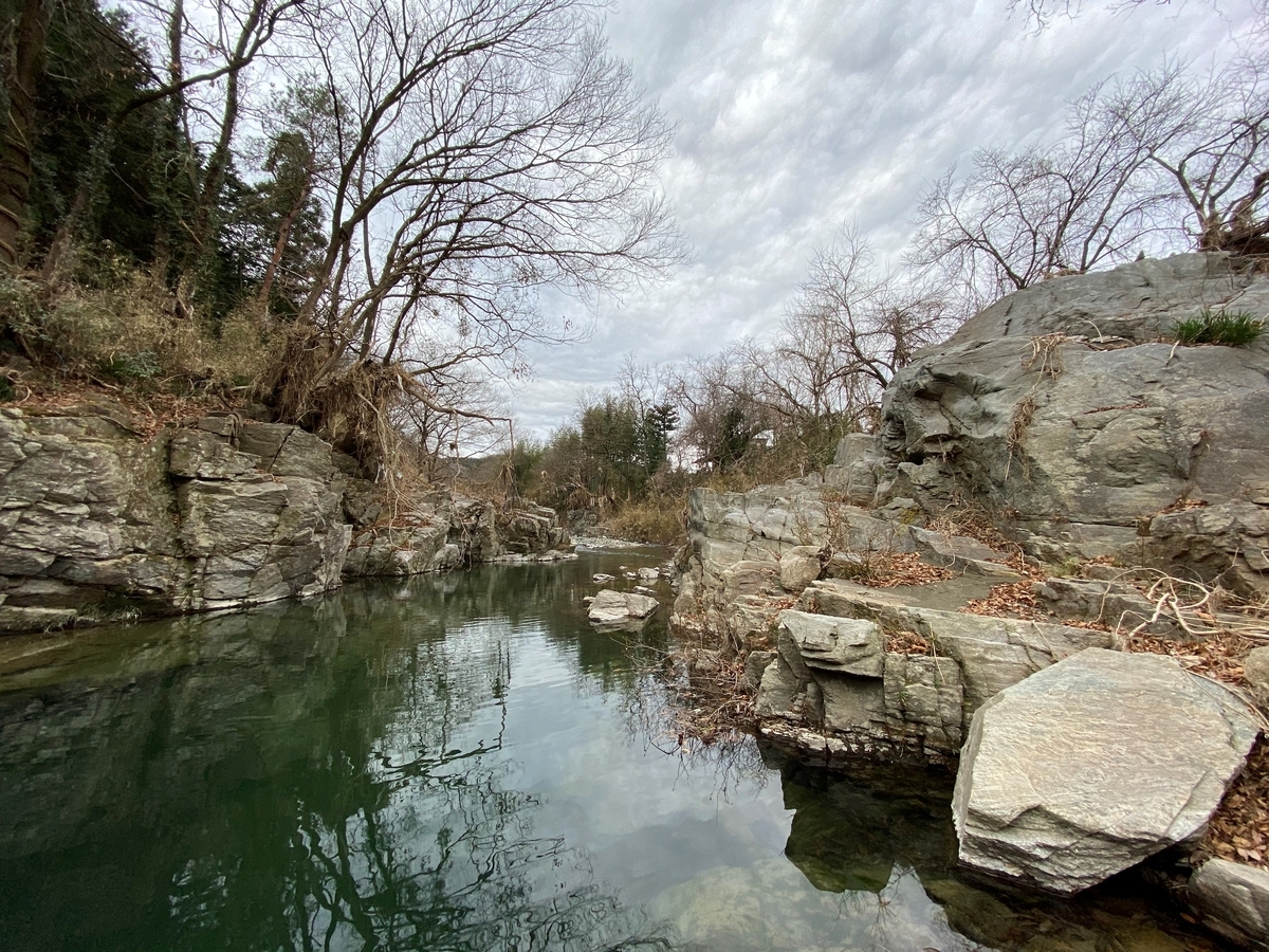 埼玉県嵐山渓谷の三波川帯結晶片岩 - Склад Памяти