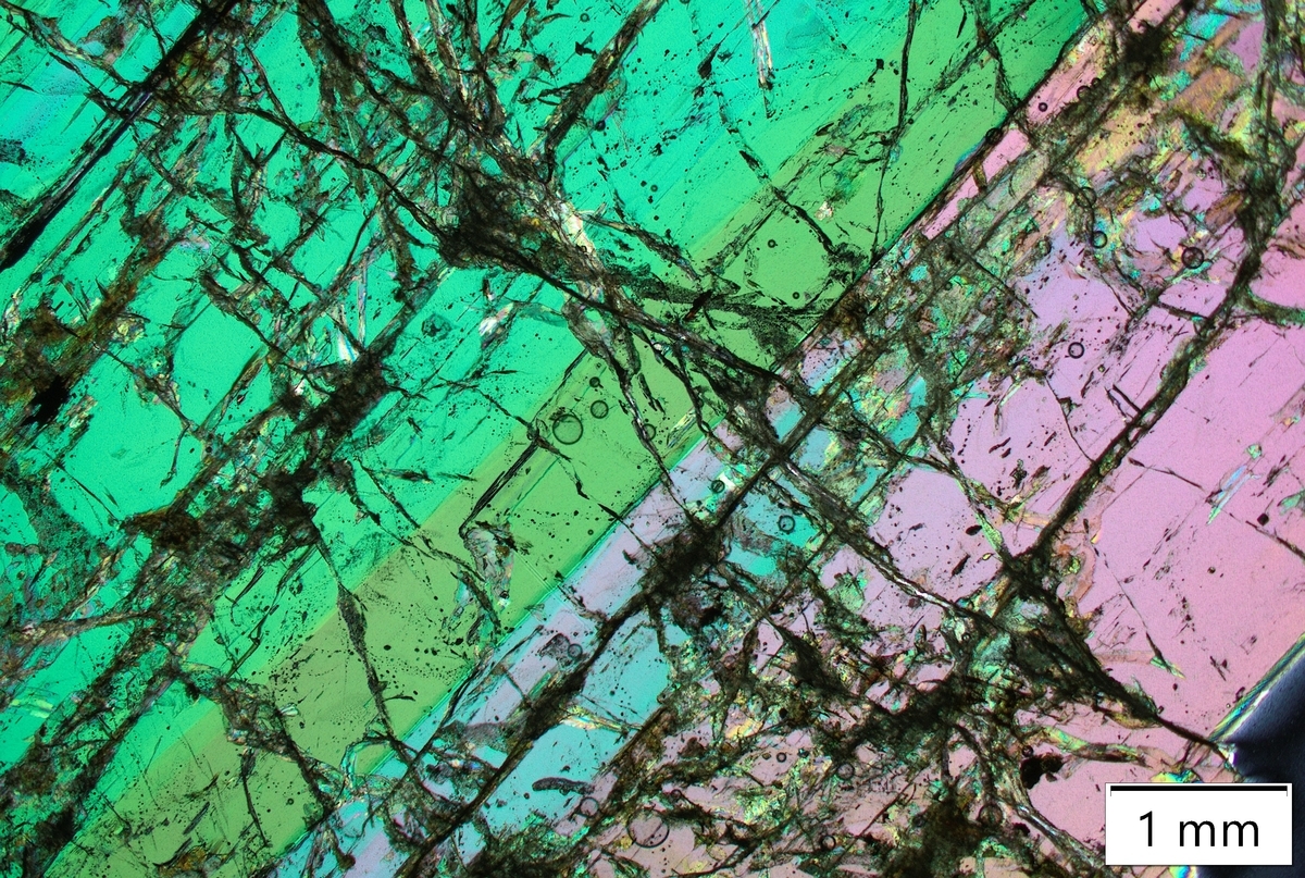 渦の沢の透輝石(灰鉄輝石)の薄片 - Склад Памяти