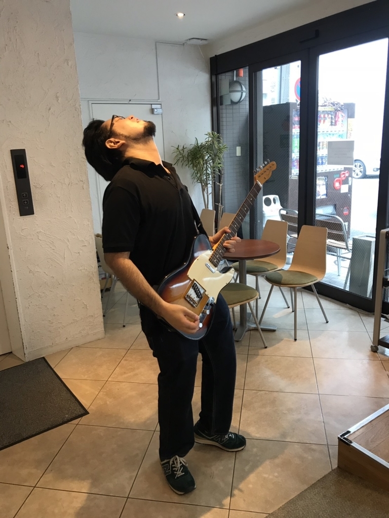 新野氏はじめてのギター回し クラウドナインスタジオ Official Blog 新野氏はじめてのギター回し クラウドナインスタジオ Official Blog