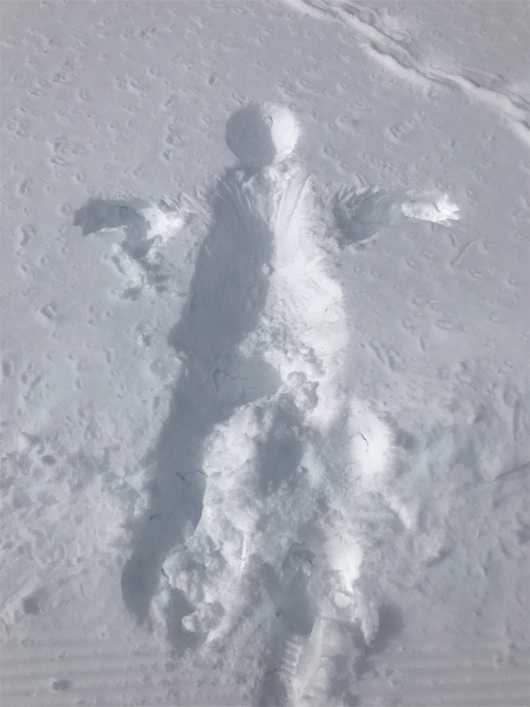 雪に人型作るのって楽しいよね 都会より田舎が好き
