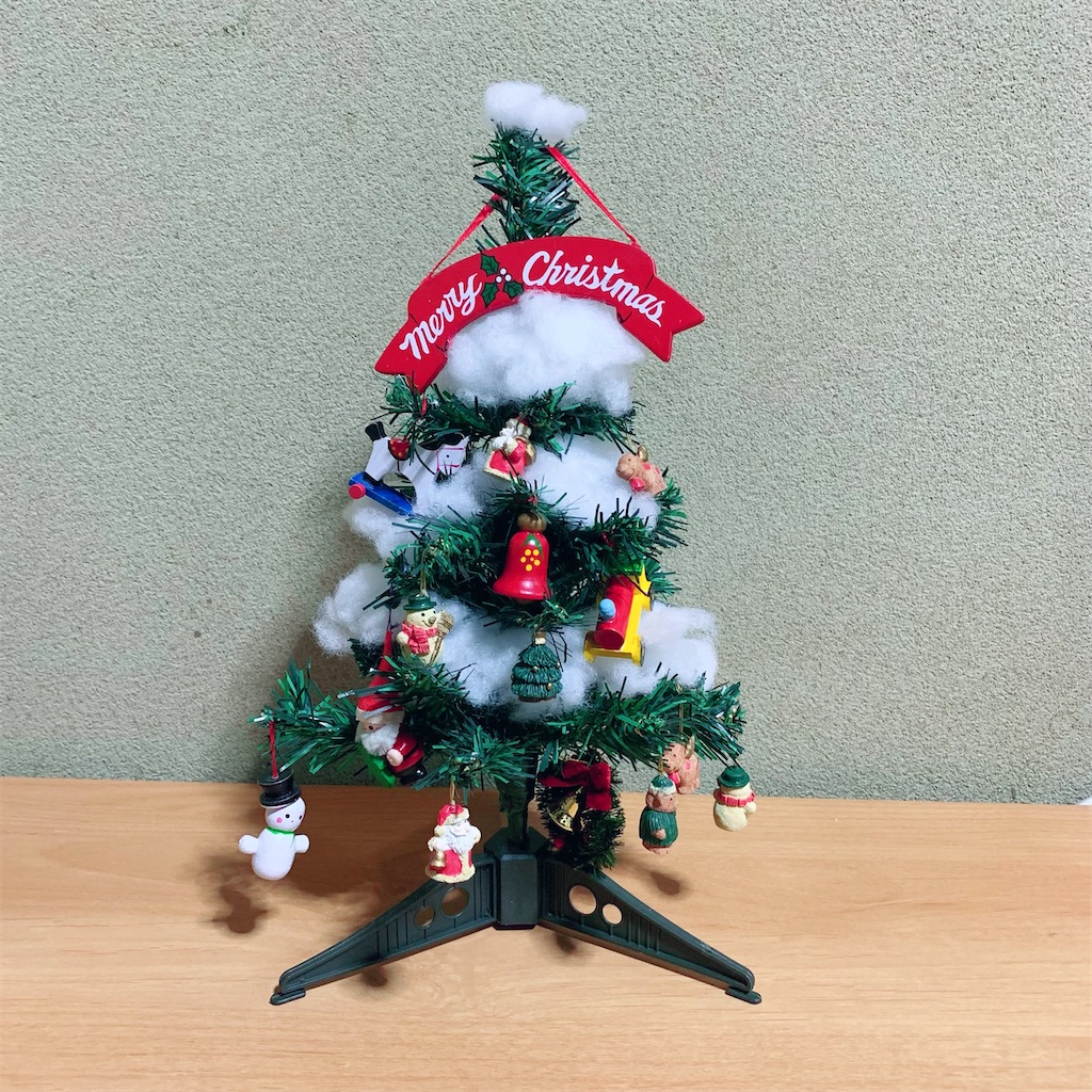 100円ショップ セリアの組み立てできるクリスマスツリー 高さ35cmあって100円は安い 超おすすめ 都会より田舎が好き