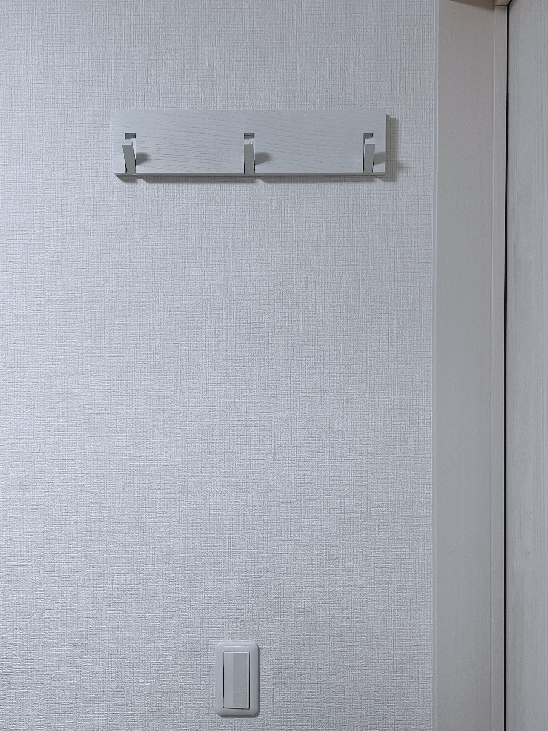 無印良品「壁に付けられる家具3連ハンガー」は石膏ボードにつけ