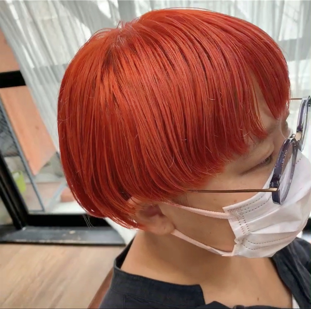 ダブルカラーでパッキリ ブラッドオレンジ 顔まわりデザイン ワイドバング のマッシュボブ Hairstylistでworking Mama Lifestyle Diary