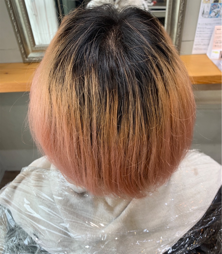ダブルカラーでパッキリ ブラッドオレンジ 顔まわりデザイン ワイドバング のマッシュボブ Hairstylistでworking Mama Lifestyle Diary