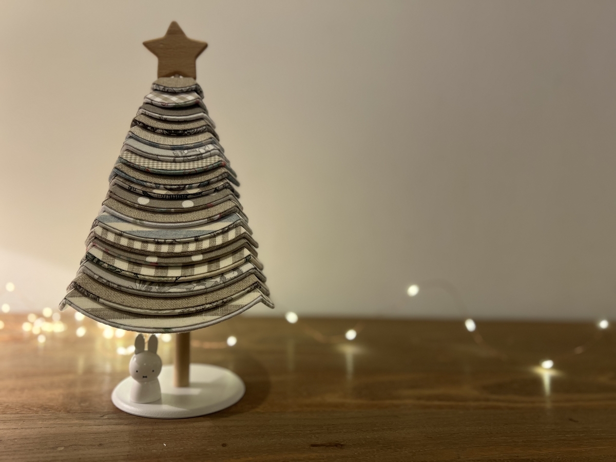 seriaのキッチンペーパーホルダーと、カルトナージュで作ったたくさんのトレイを重ねて作ったクリスマスツリー