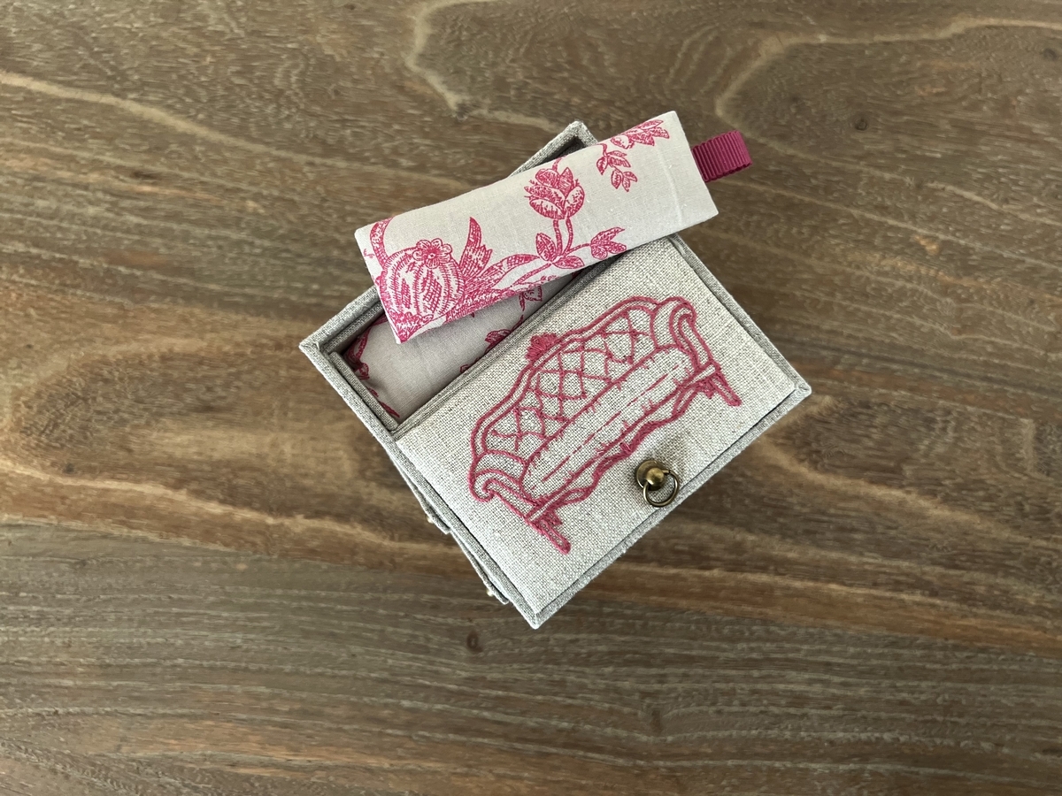 小さなお裁縫箱を上から。topの可愛いソファの刺繍は福田彩先生デザインとのこと。