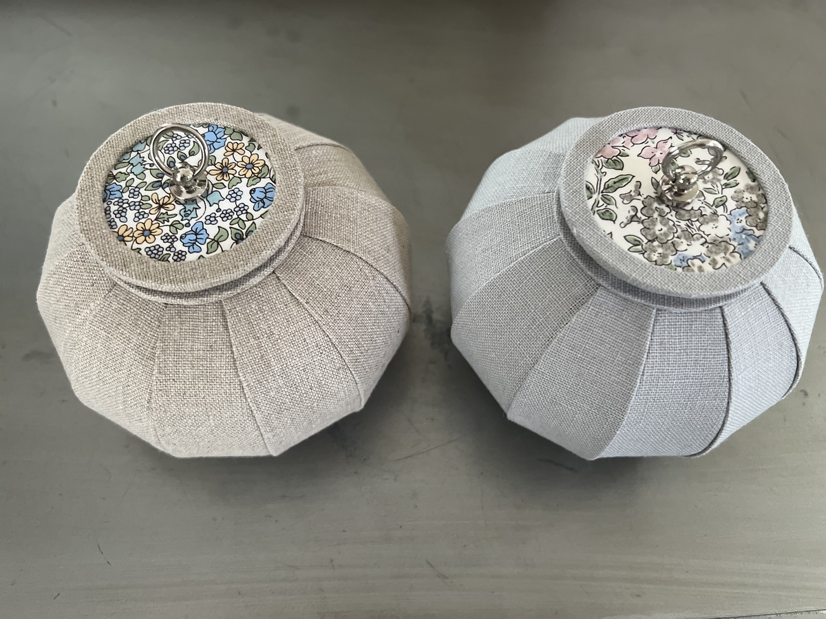 カルトナージュの小さなパンプキン型作品、二つ並べて