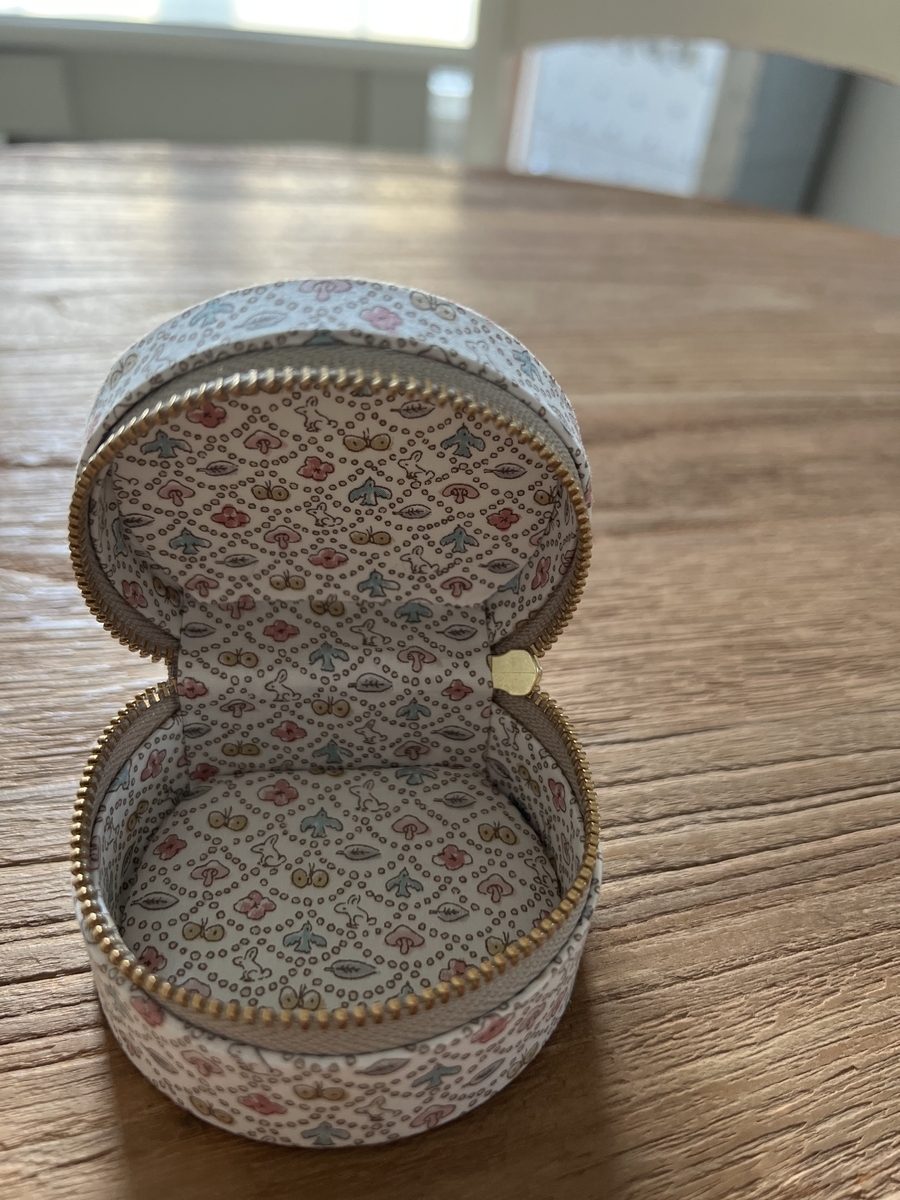 カルトナージュの小さなファスナーポーチを開けたところ