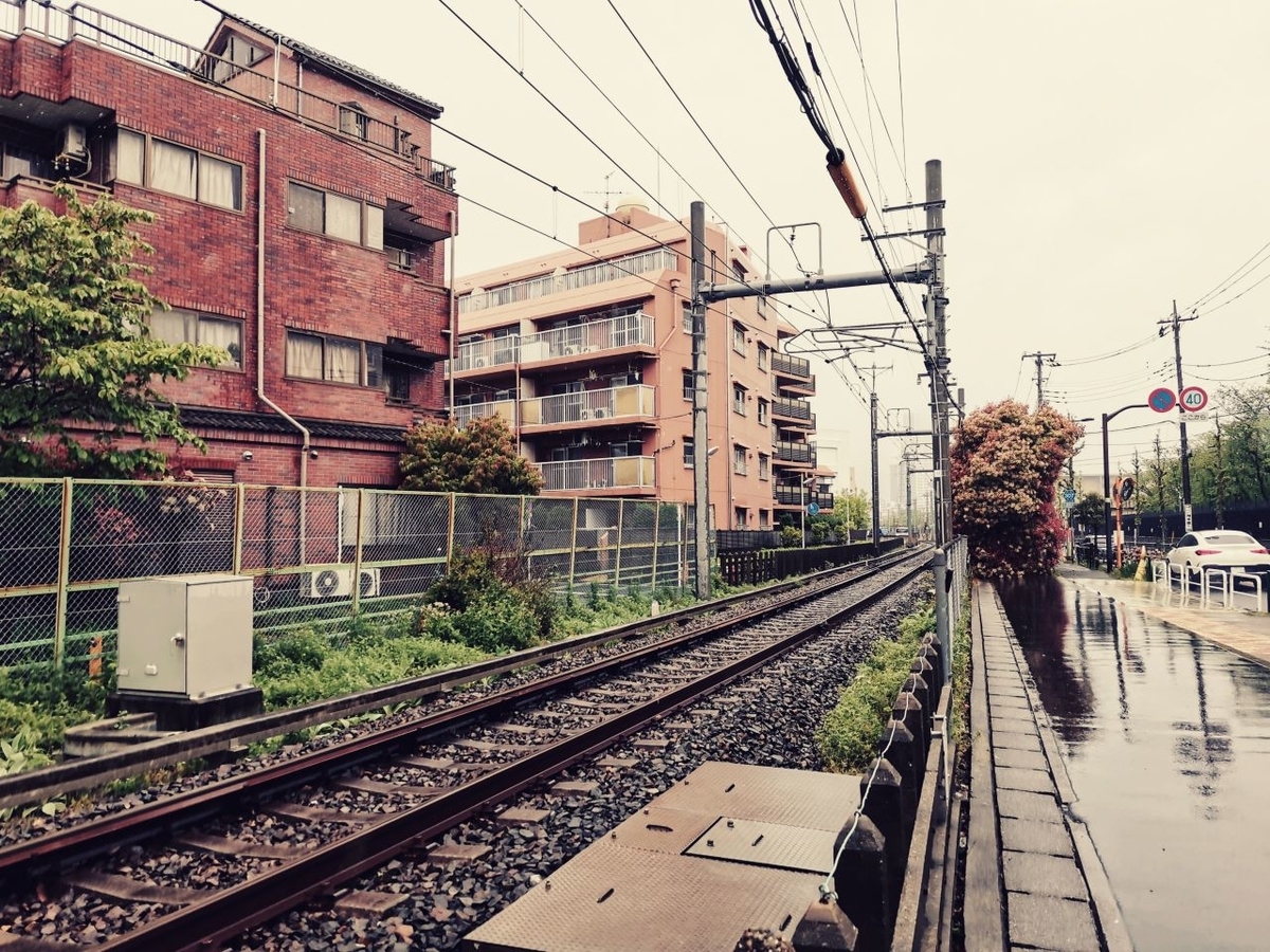 葛飾区の柴又７丁目（柴又駅や柴又帝釈天の近く）の線路沿いで京成金町線（車両番号：3536）を撮影した。