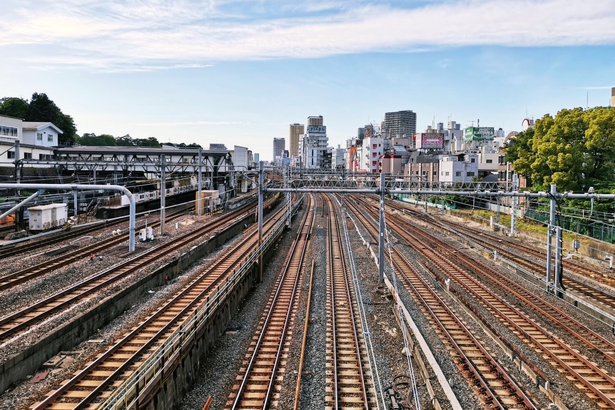 鶯谷駅の高架道路から撮影した写真。