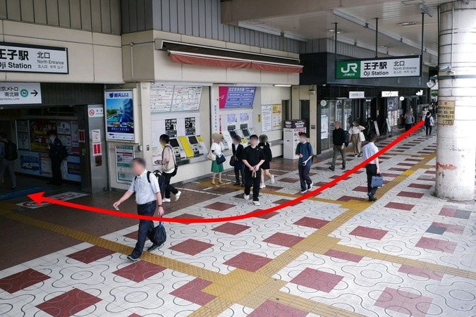 JR王子駅の北口に入っていく