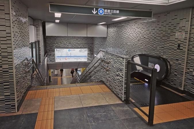 日比谷駅の三田線ホームへと階段を降りる