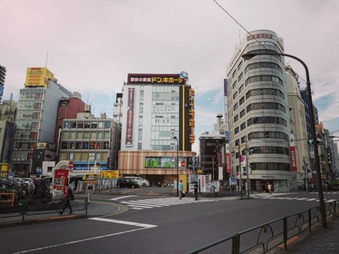 池袋駅の西口（北）から北に進んだ所の風景