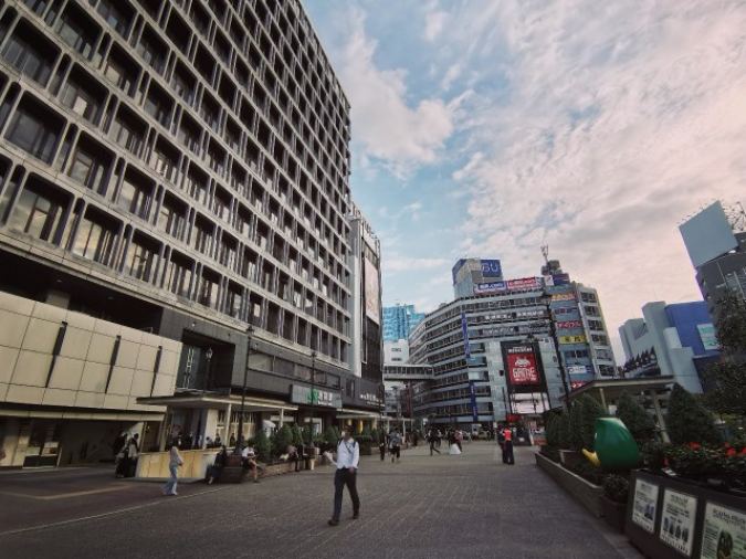 池袋駅の西口の周辺風景
