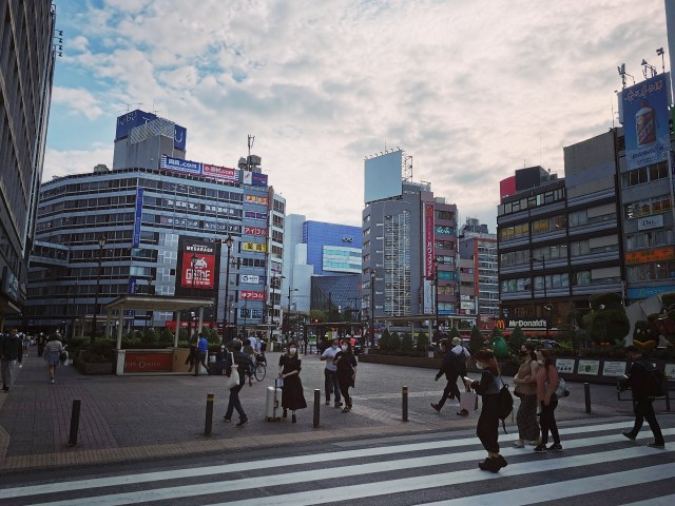池袋駅の西口の周辺風景