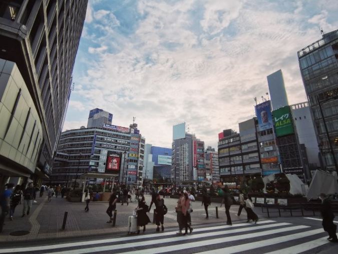 池袋駅の西口の周辺風景