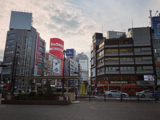 池袋駅の西口の周辺風景