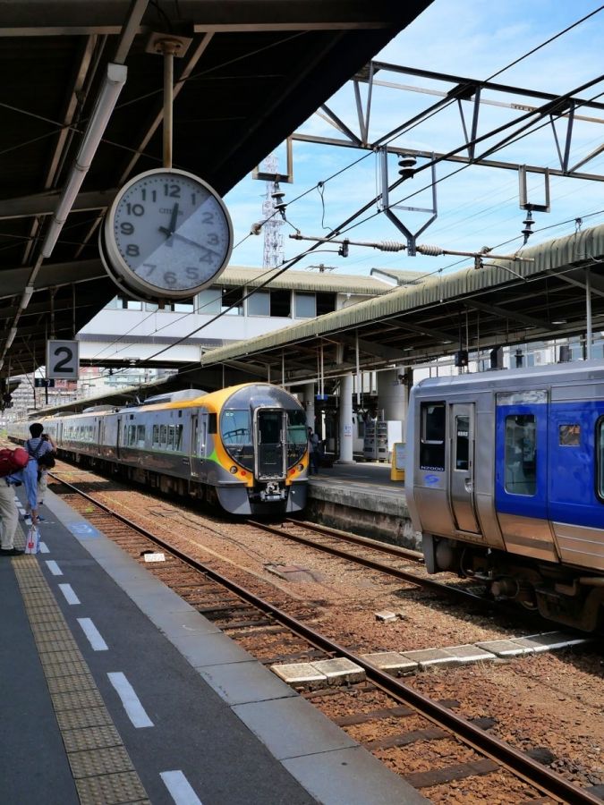 JR松山駅ホームの写真（2021年時点）