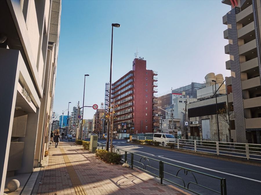 右側に森下駅のA1出入口、左側に森下駅のA2出入口が見える