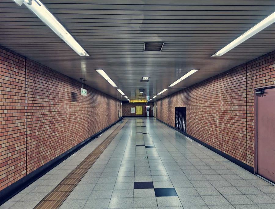 森下駅の構内