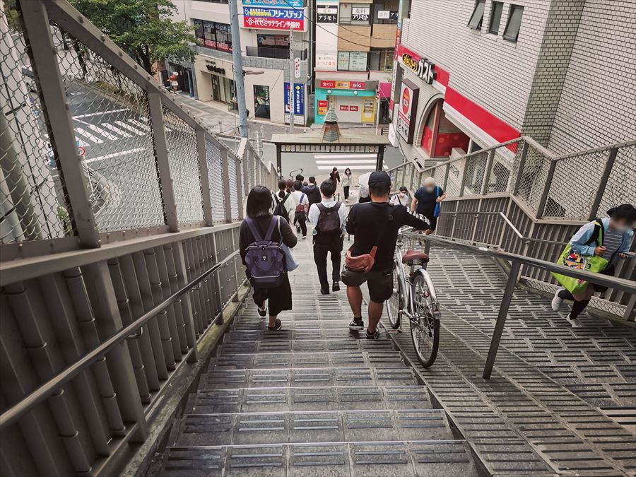 京成日暮里駅の出入口脇の階段を下っていくと日暮里駅東側に出ることができる