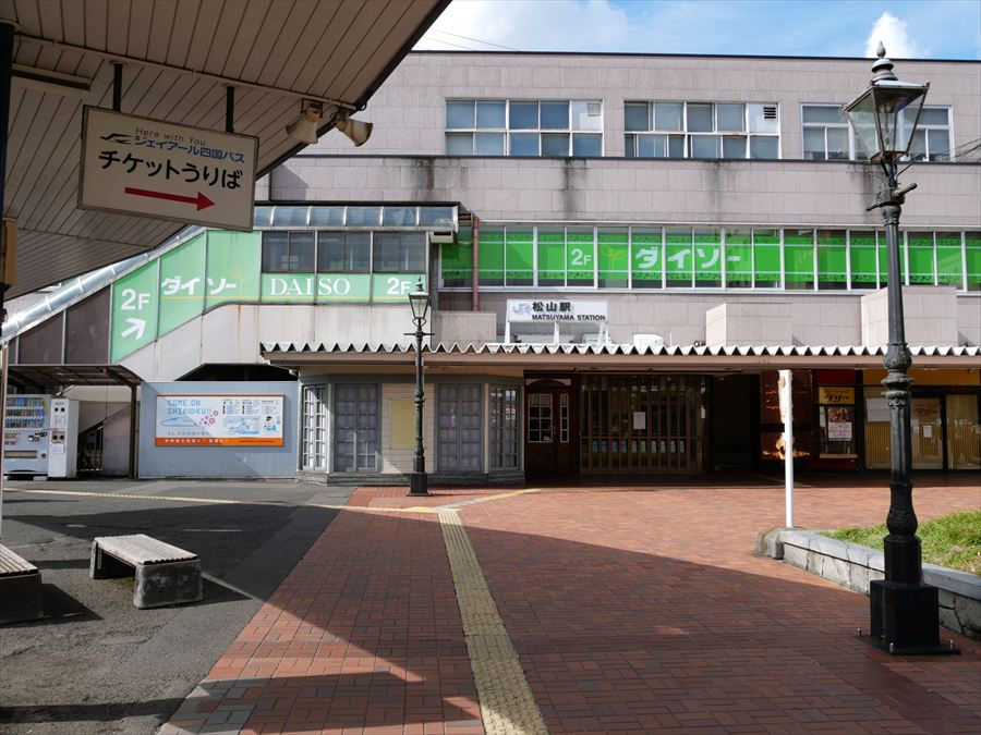 JR松山駅の新駅舎の写真