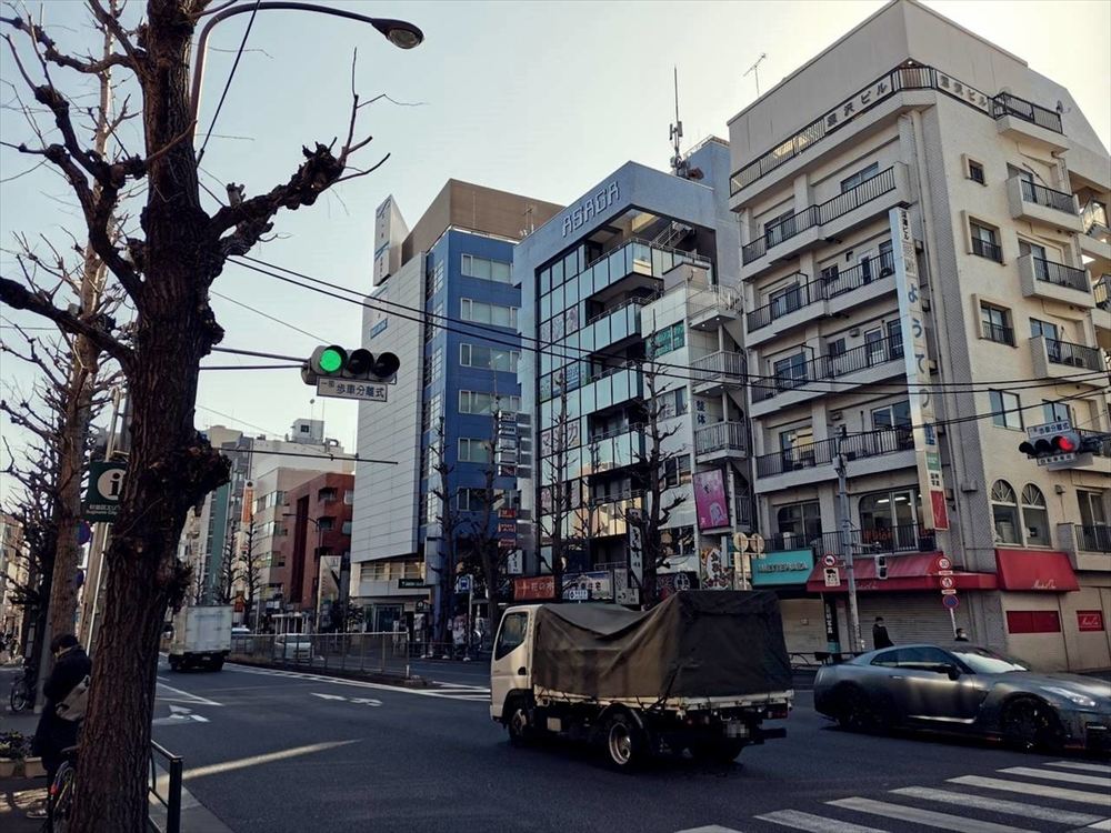 新高円寺駅の前を走る青梅街道