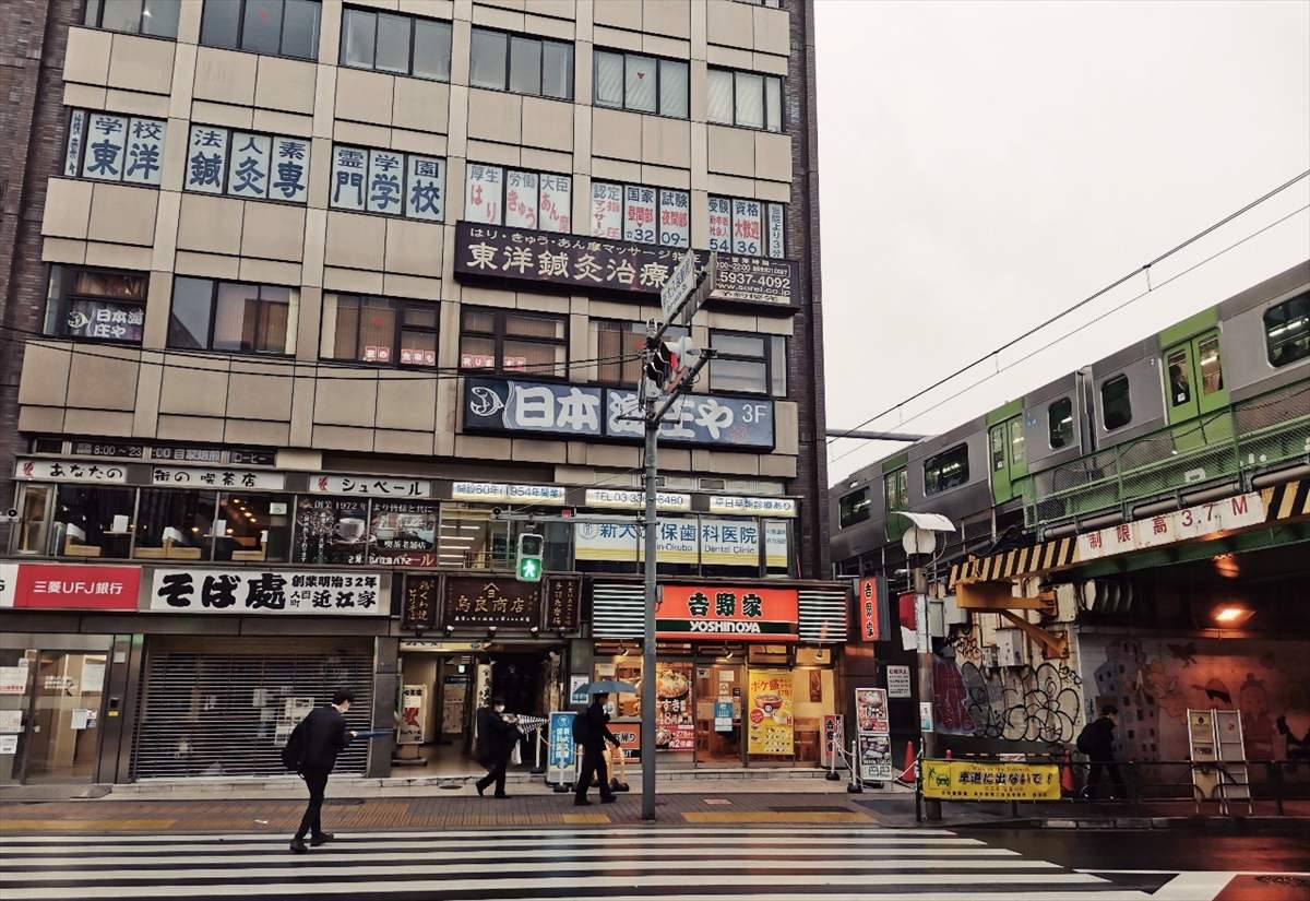 新大久保駅 北側の出口周辺の風景