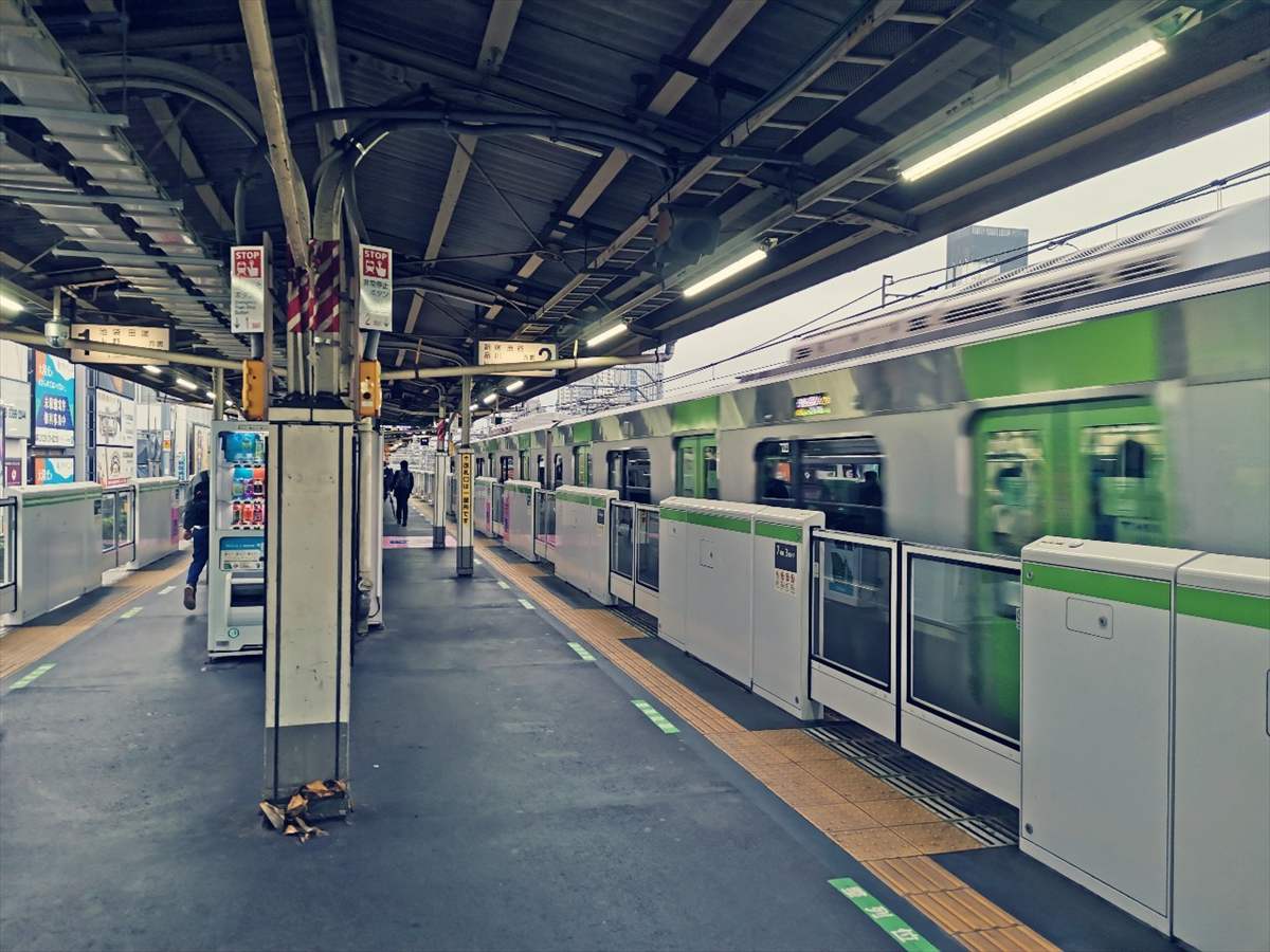新大久保駅のホーム