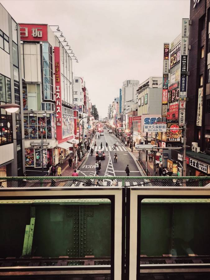 新大久保駅のホームで撮影した写真