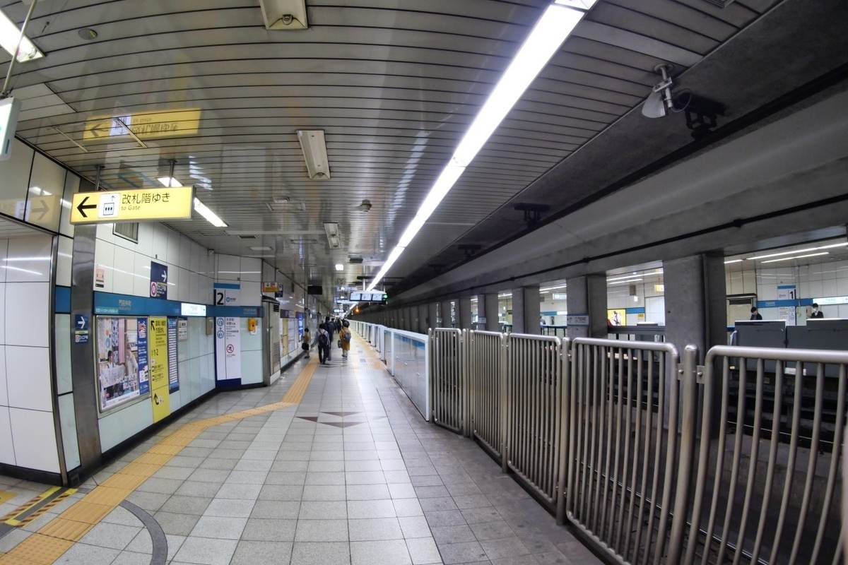 魚眼レンズで撮影した門前仲町駅のホーム