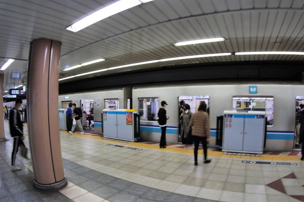 魚眼レンズで撮影した門前仲町駅のホーム