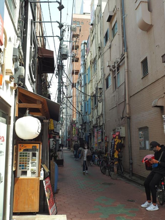 亀戸駅のすぐ近くの路地