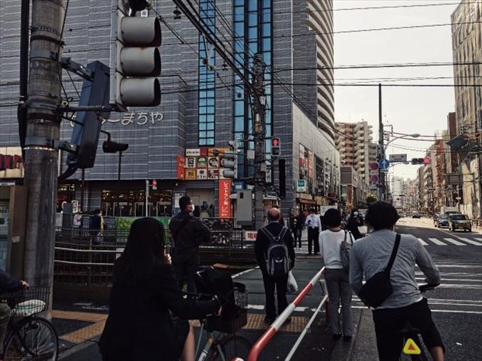 町屋駅前停留場と踏切