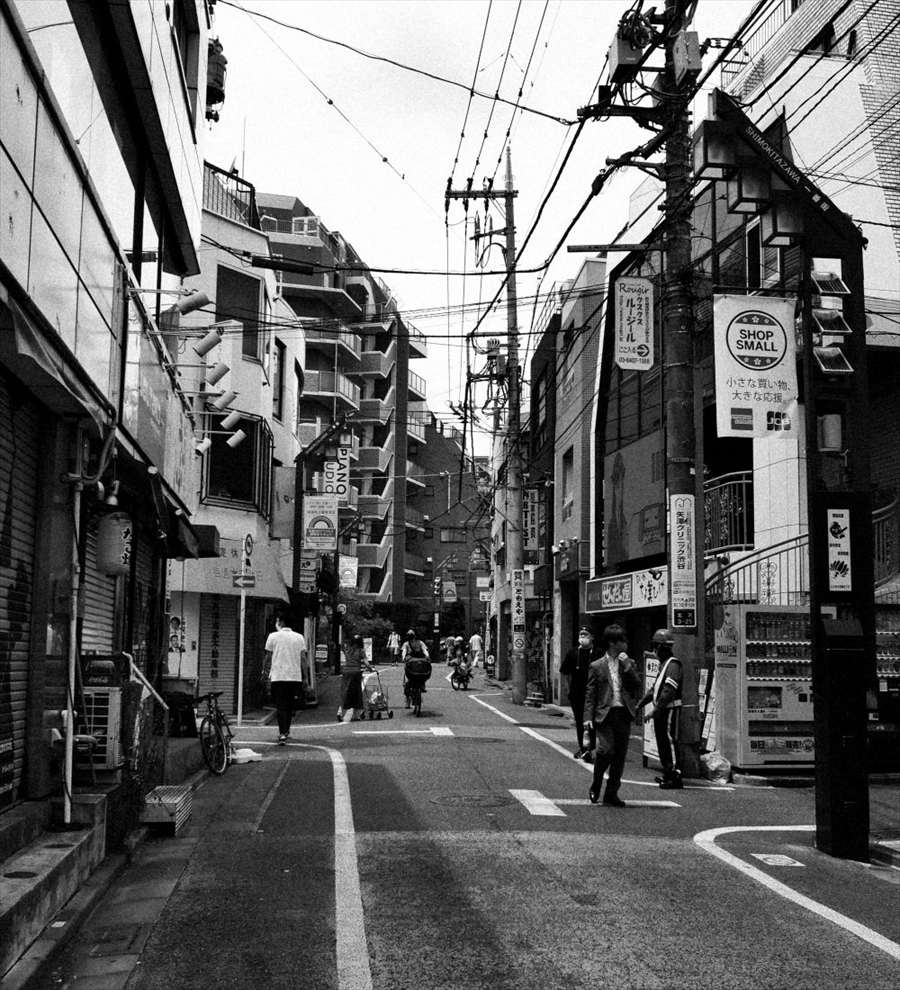下北沢一番街商店街のモノクロ風景写真