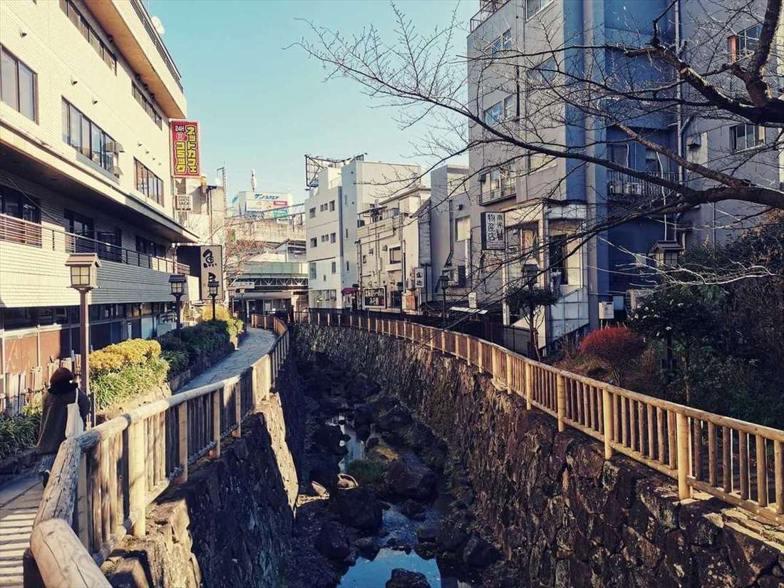 JR王子駅の親水公園口周辺の風景写真