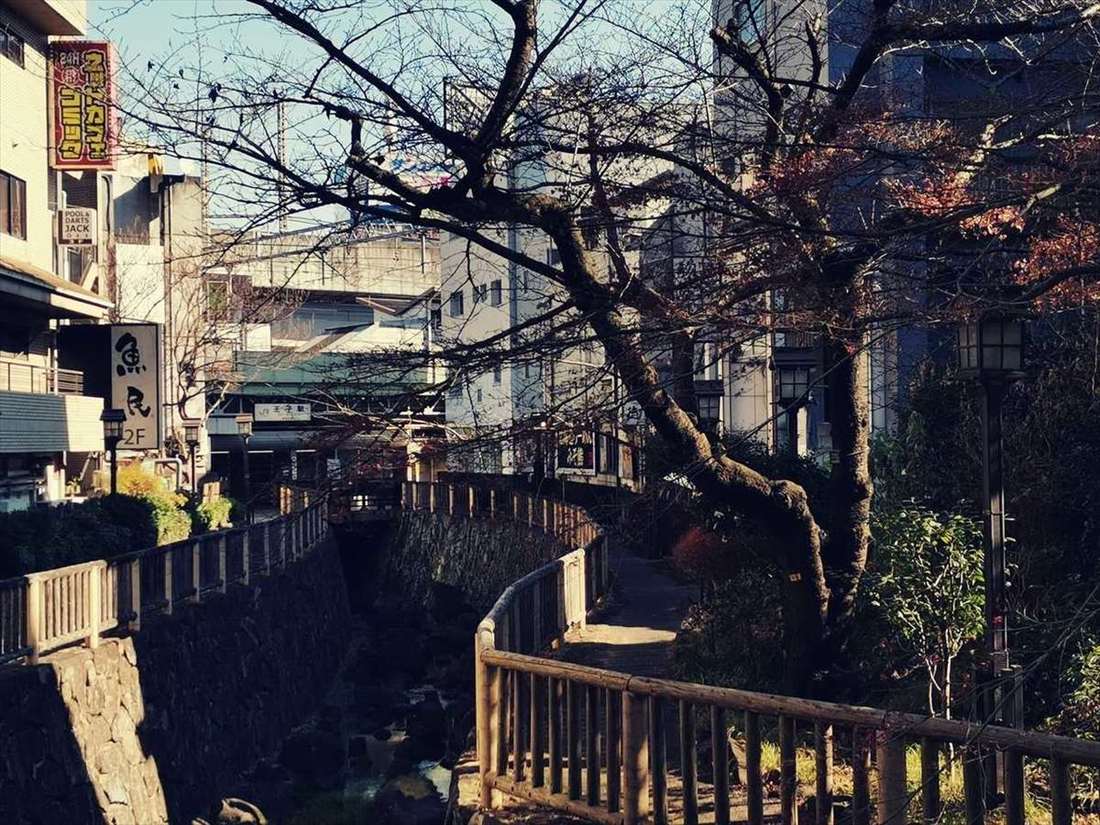 JR王子駅の親水公園口周辺の風景写真