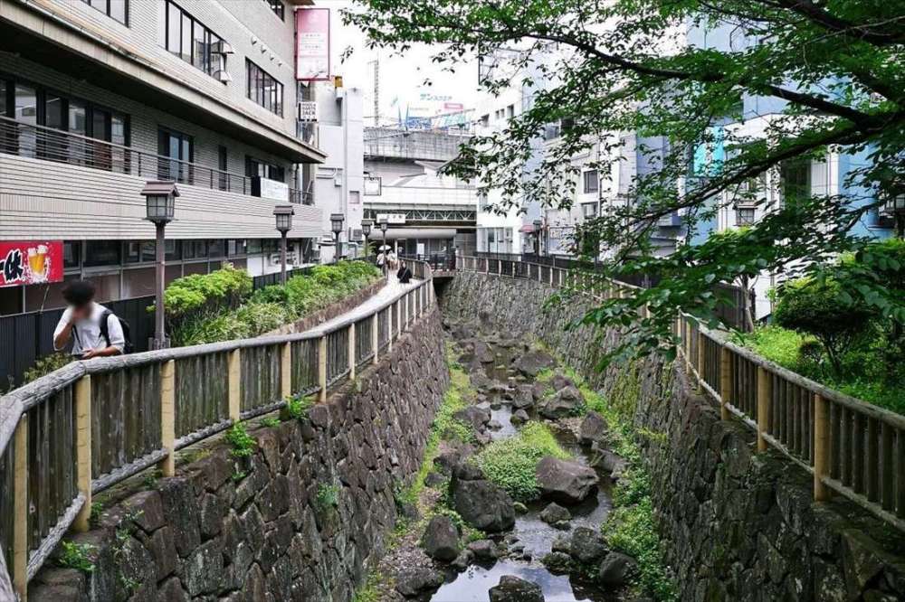 JR王子駅の親水公園口周辺の風景写真