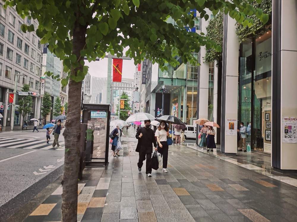 銀座一丁目駅 9番出入口の前で撮影したストリートスナップ
