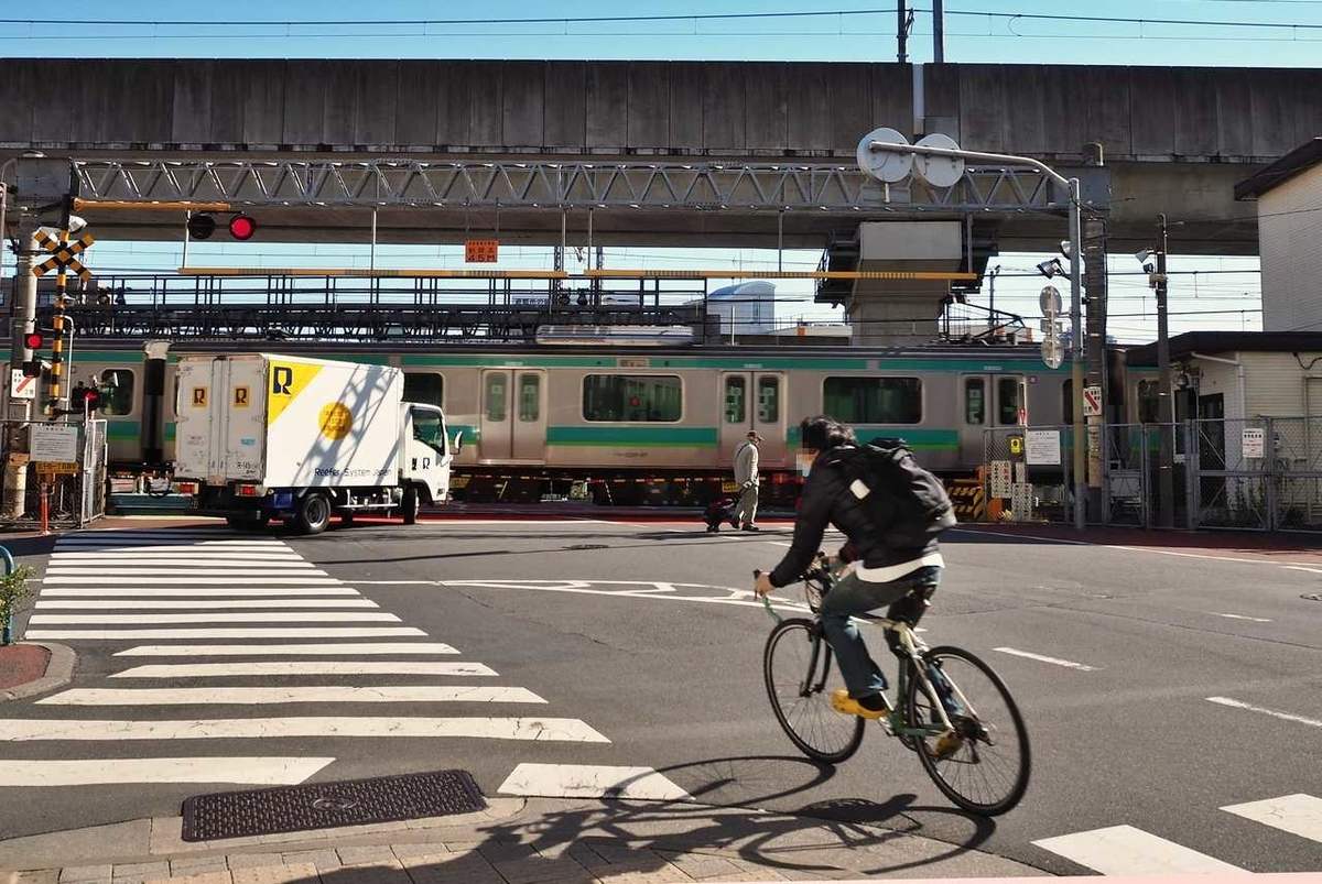 北千住駅に踏切付近から撮影した千代田線