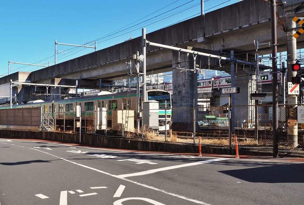 北千住駅の踏切付近から撮影した千代田線