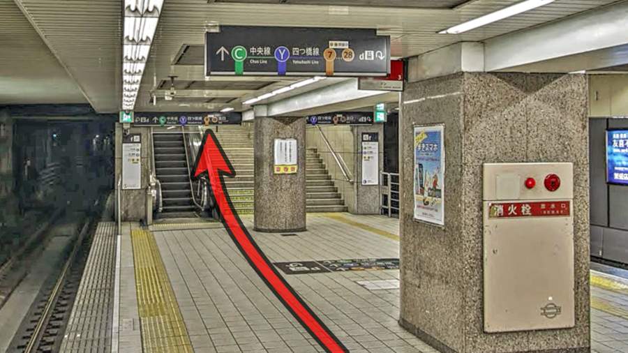 本町駅の御堂筋線ホームの南寄りの階段・エスカレーターを上る
